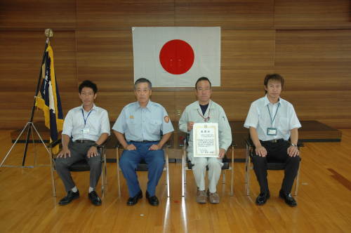 市民と枚方市上下水道局に感謝状を贈呈