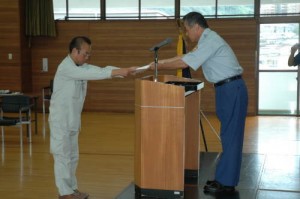 市民と枚方市上下水道局に感謝状を贈呈